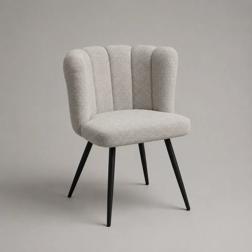 Sedia da pranzo imbottita 55 cm x 58 cm x 82 cm in tessuto beige con gambe in metallo nero schienale trapuntato verticale