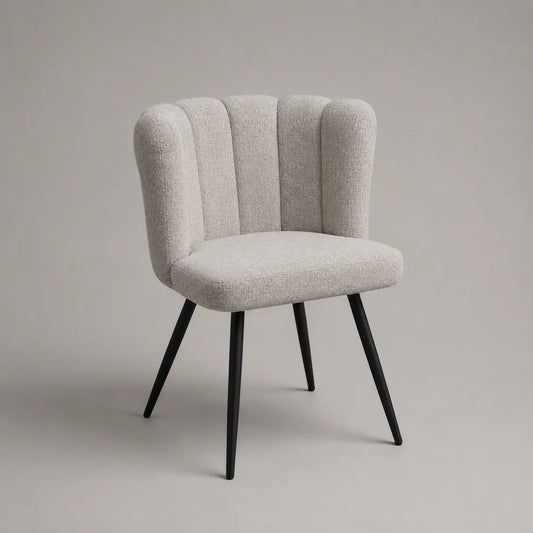 Sedia da pranzo imbottita 55 cm x 58 cm x 82 cm in tessuto beige con gambe in metallo nero schienale trapuntato verticale